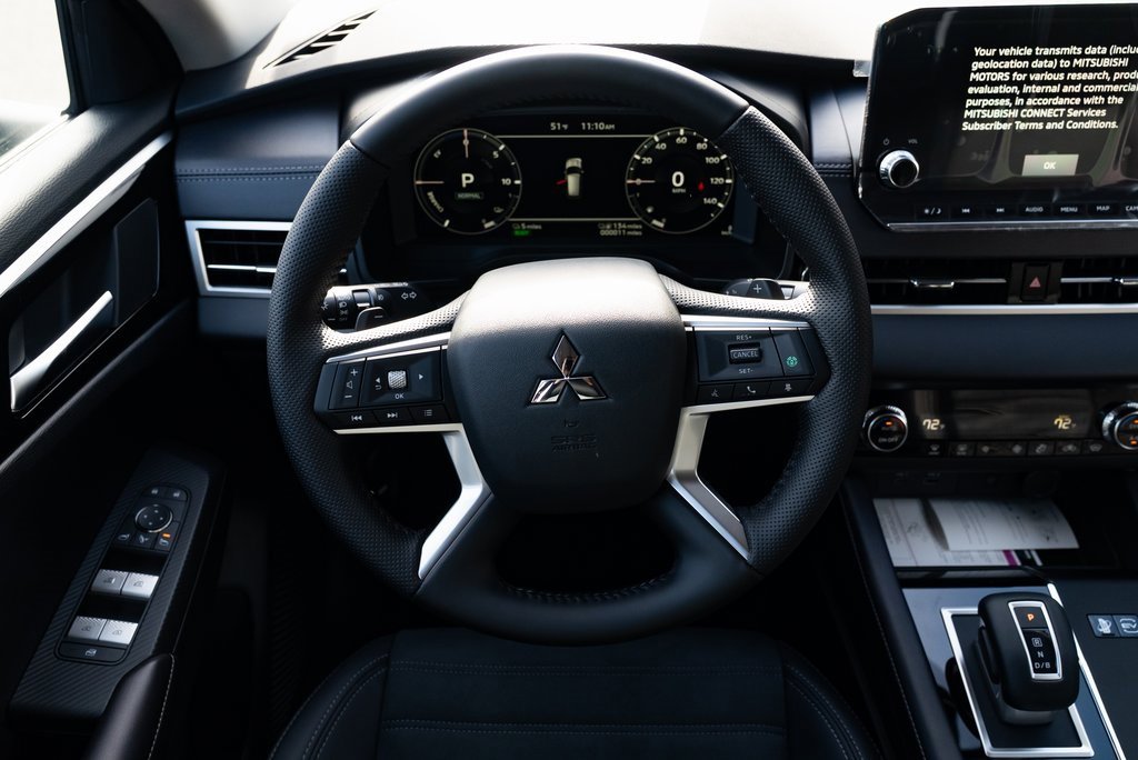 New 2025 Mitsubishi Outlander SE image 11