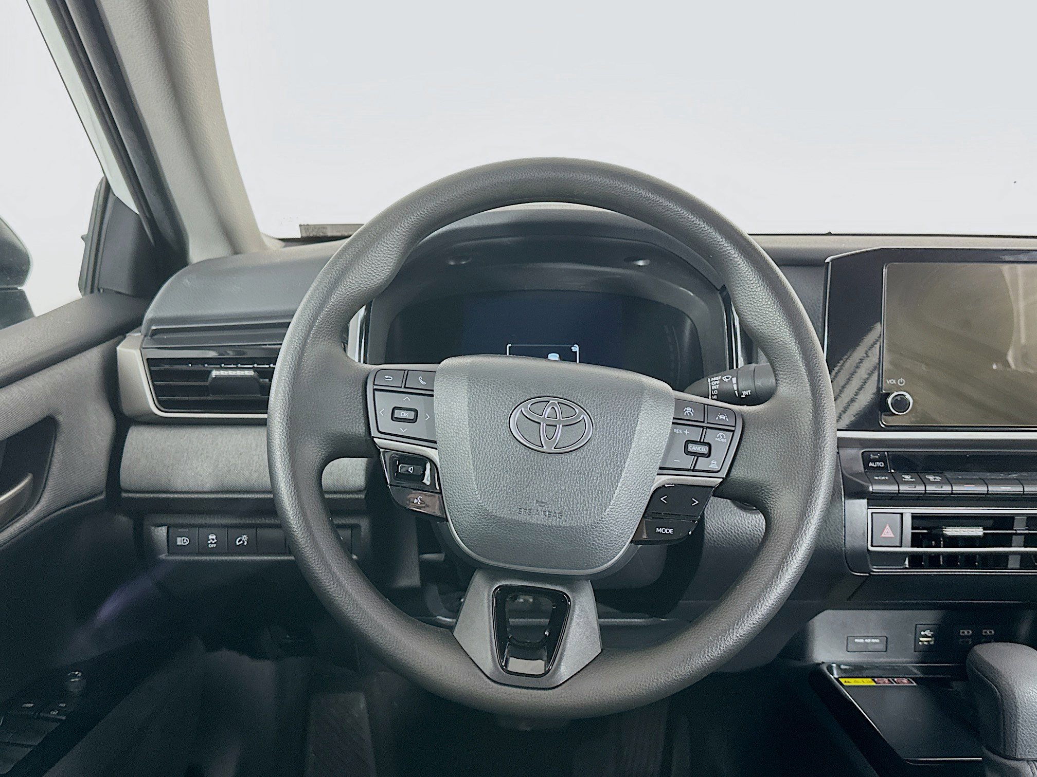 Used 2025 Toyota Camry LE w/ Convenience Package image 18