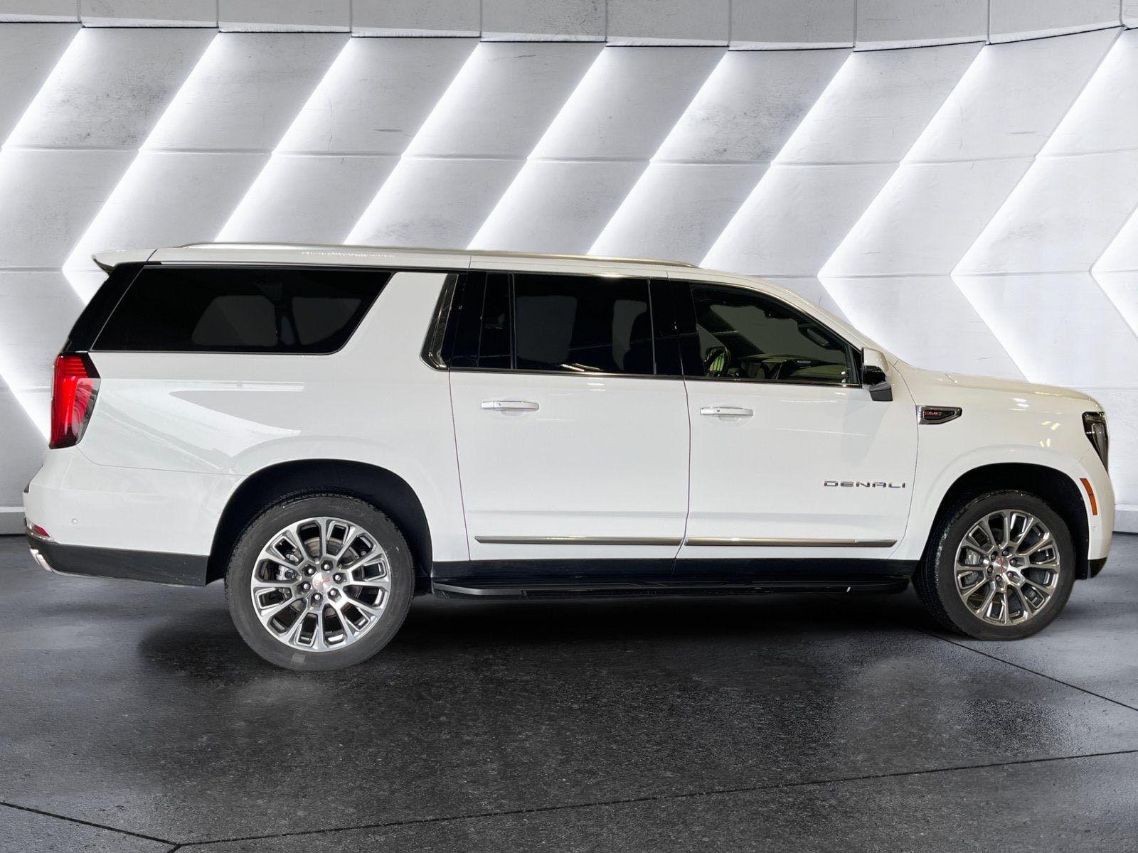 Used 2025 GMC Yukon XL Denali AWD/4WD image 7