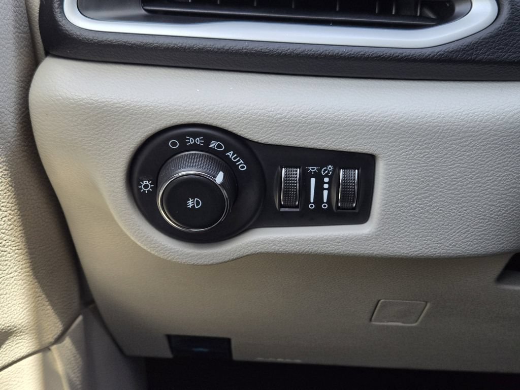 Used 2024 Chrysler Pacifica Touring-L FWD image 24