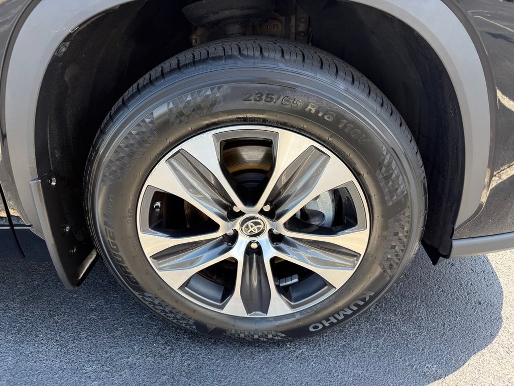 Used 2022 Toyota Highlander XLE AWD/4WD image 8
