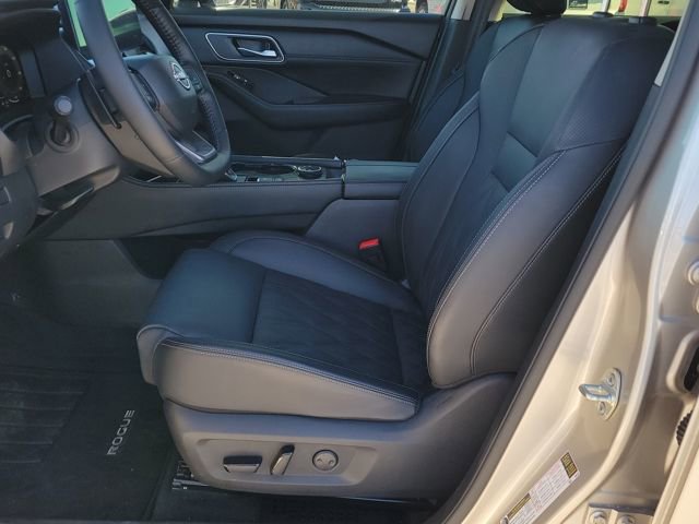 Used 2025 Nissan Rogue Platinum image 6