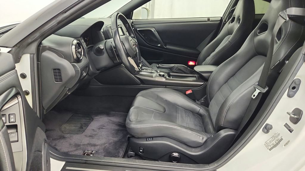 Used 2018 Nissan GT-R Premium image 16