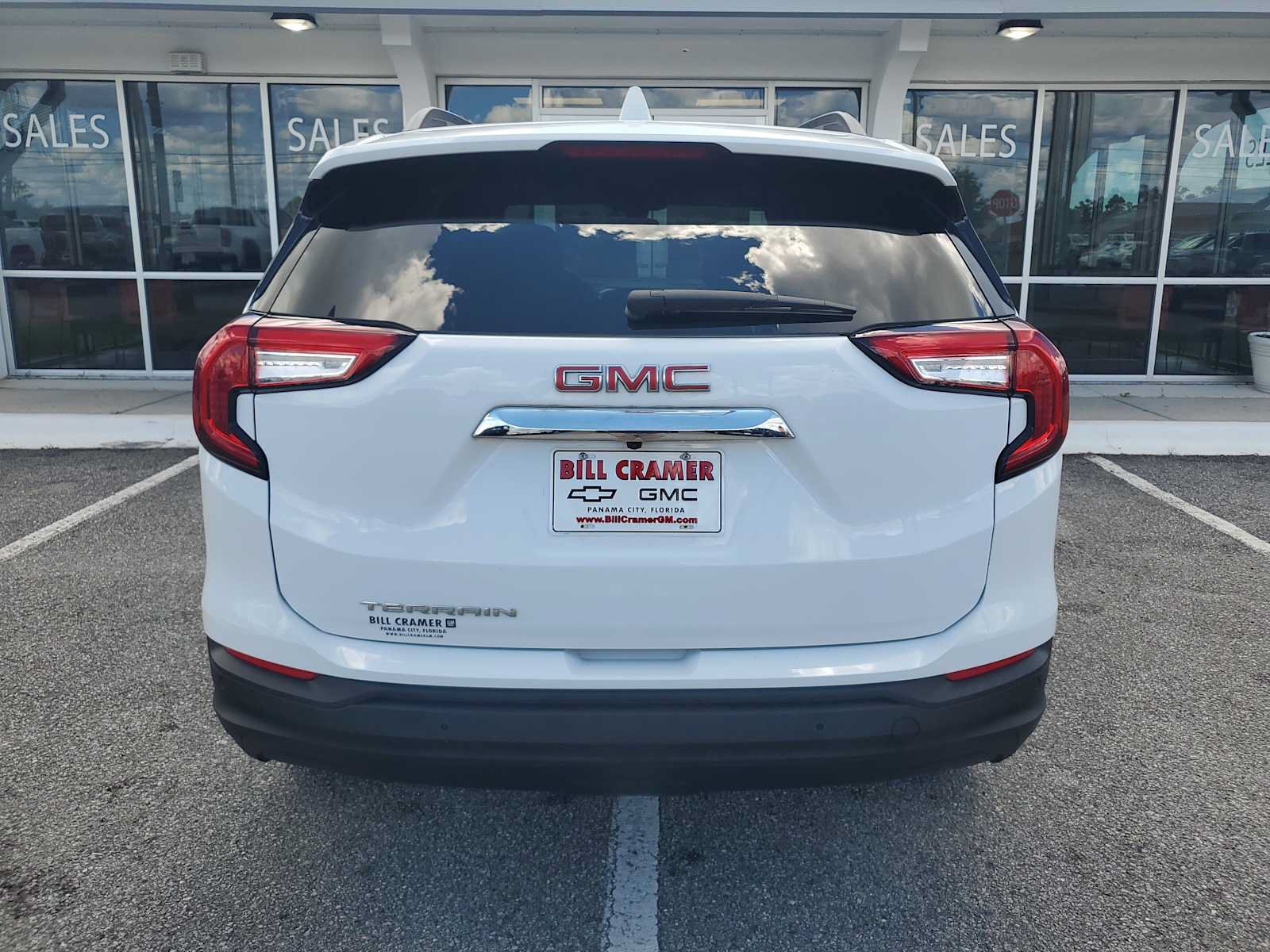 Used 2023 GMC Terrain SLE w/ Driver Convenience Package FWD image 5