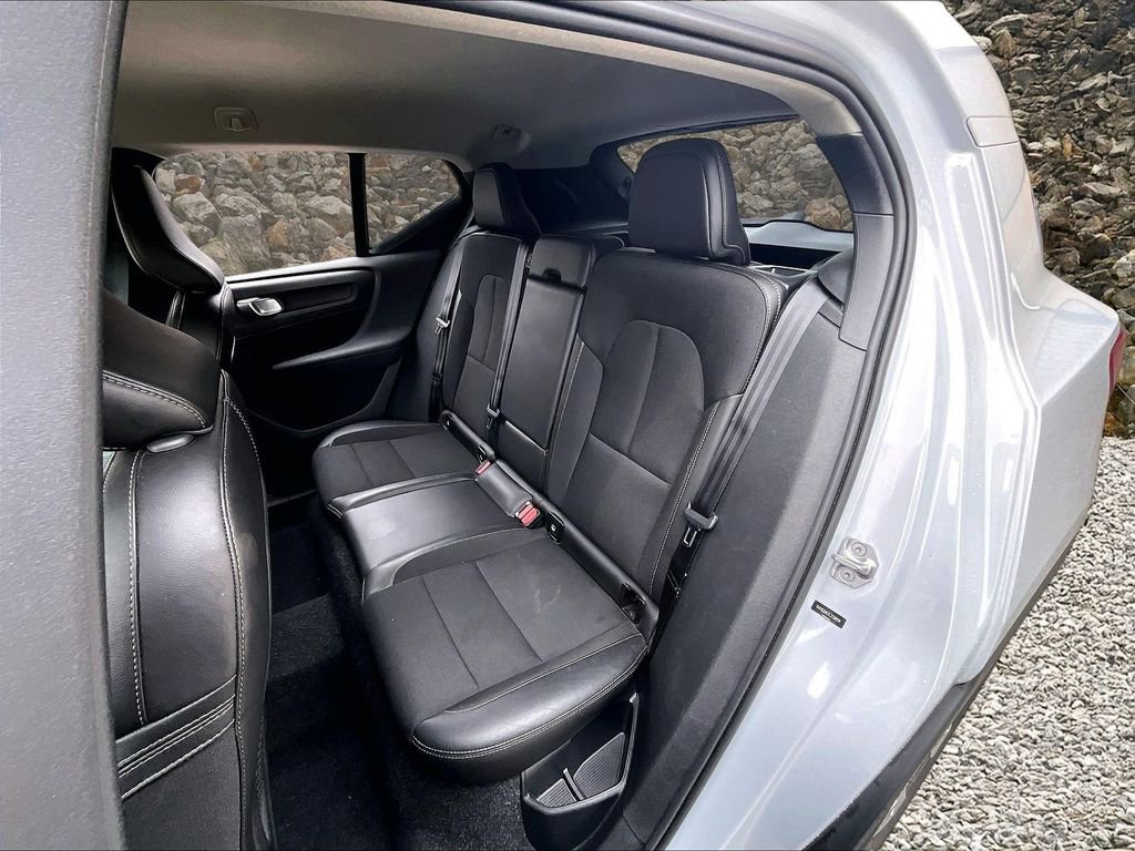 Used 2020 Volvo XC40 T5 Momentum image 24