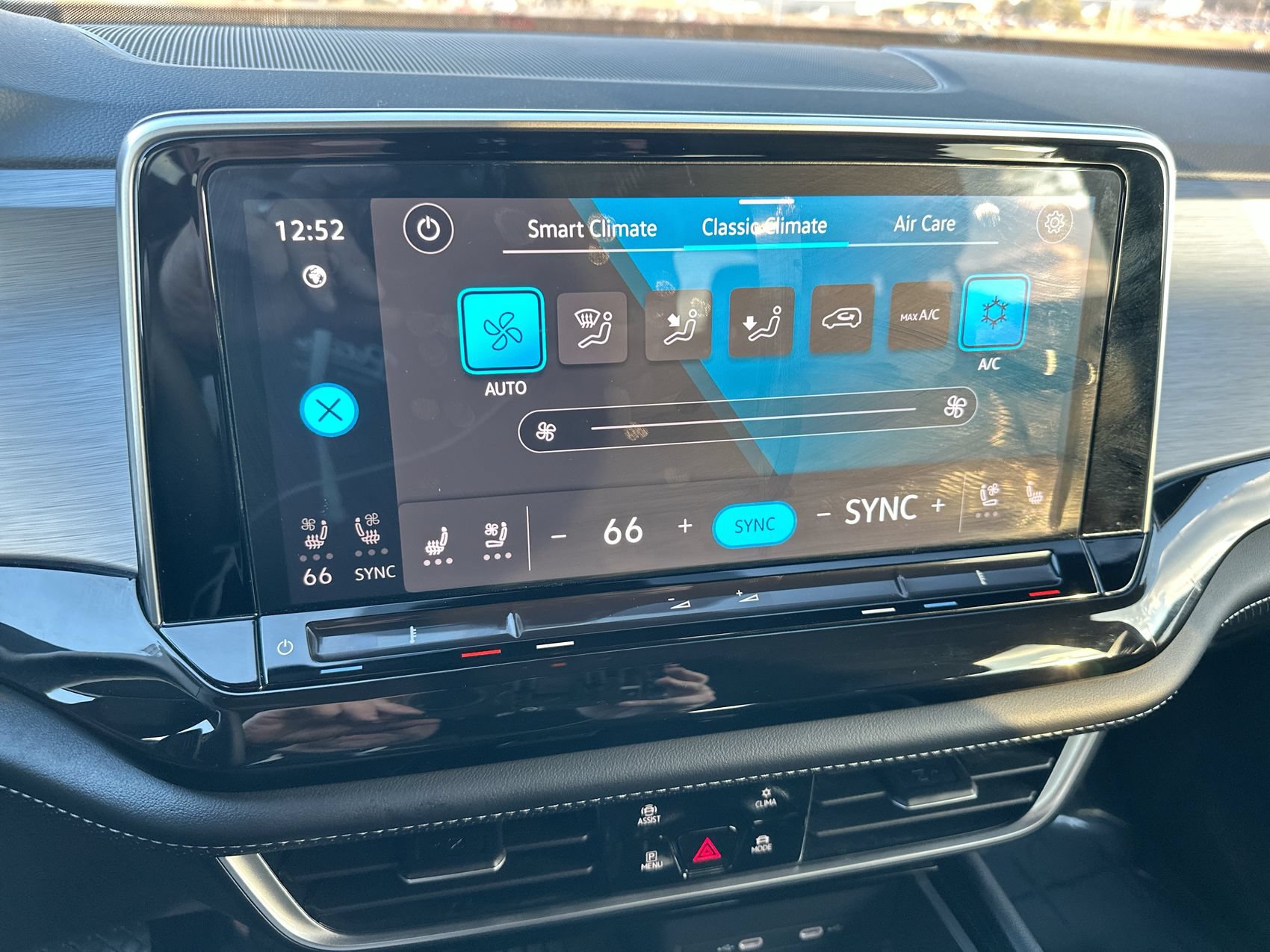 Used 2025 Volkswagen Atlas Cross Sport SE FWD image 18