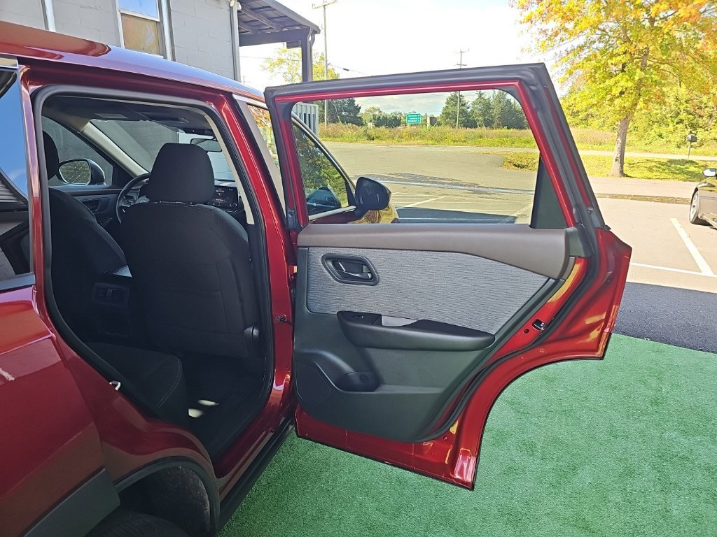 Used 2023 Nissan Rogue S AWD/4WD image 39