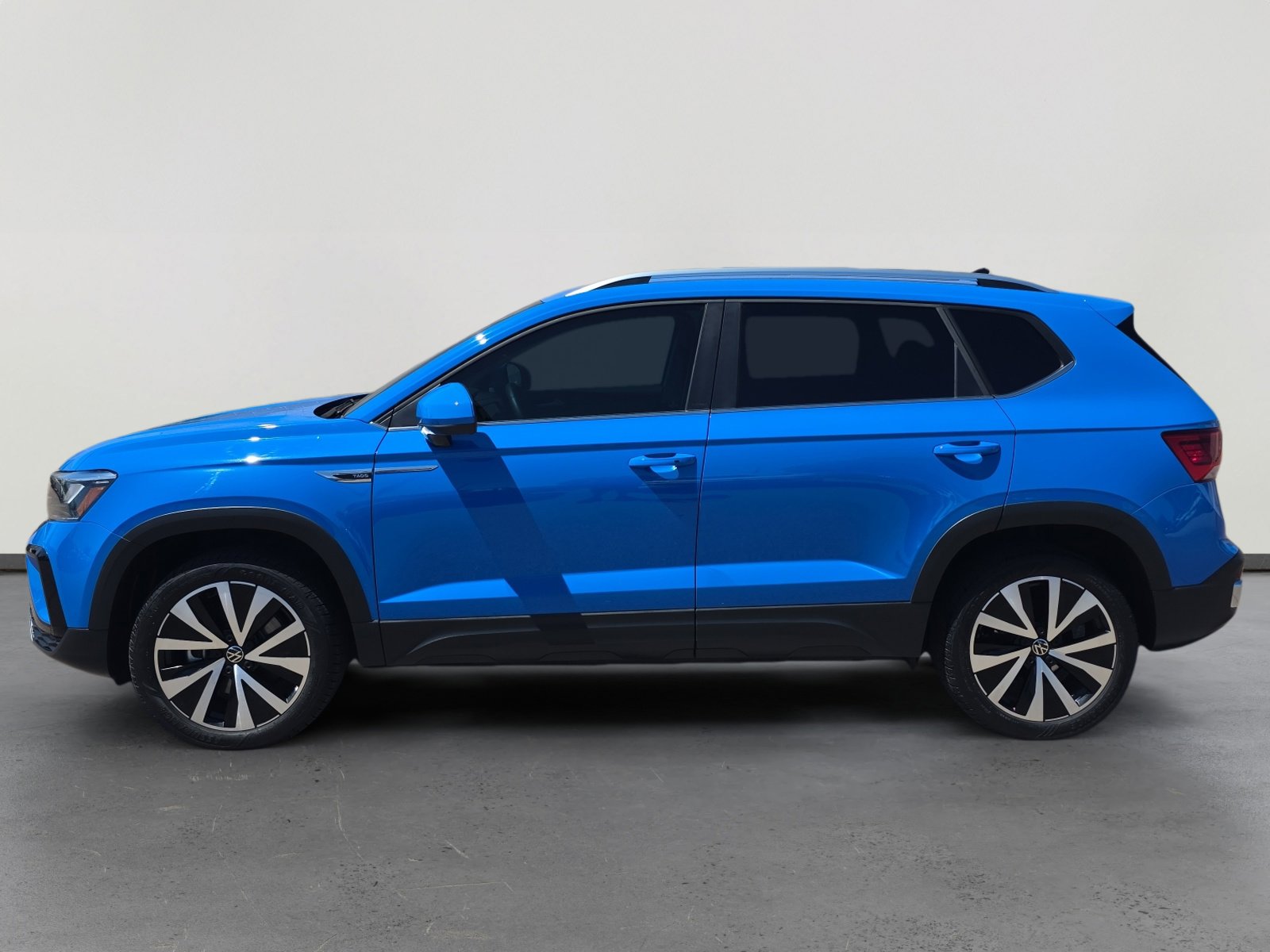 Certified 2024 Volkswagen Taos SE FWD image 2