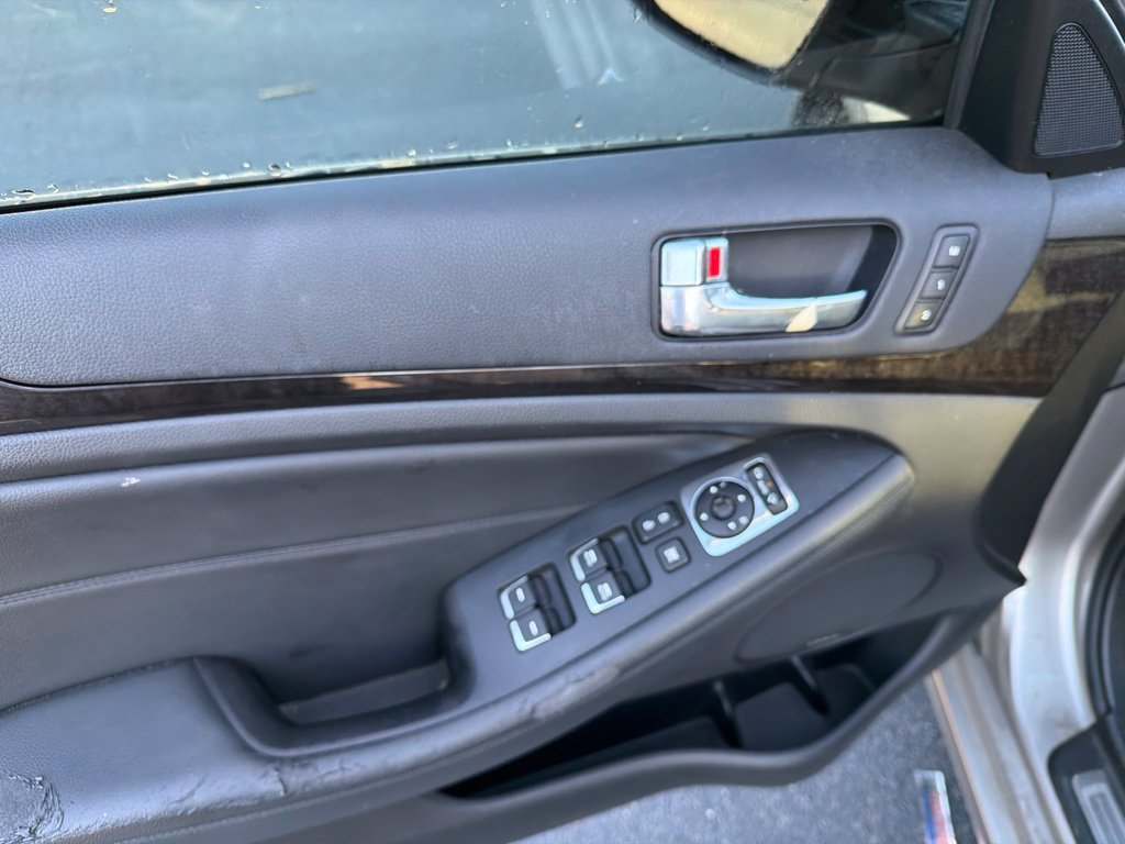 Used 2014 Kia Cadenza Premium w/ Technology Package FWD image 9