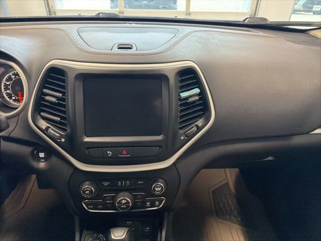 Used 2018 Jeep Cherokee Limited w/ Luxury Group image 19