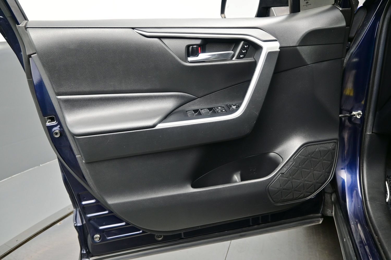 Used 2020 Toyota RAV4 XLE Premium FWD image 9