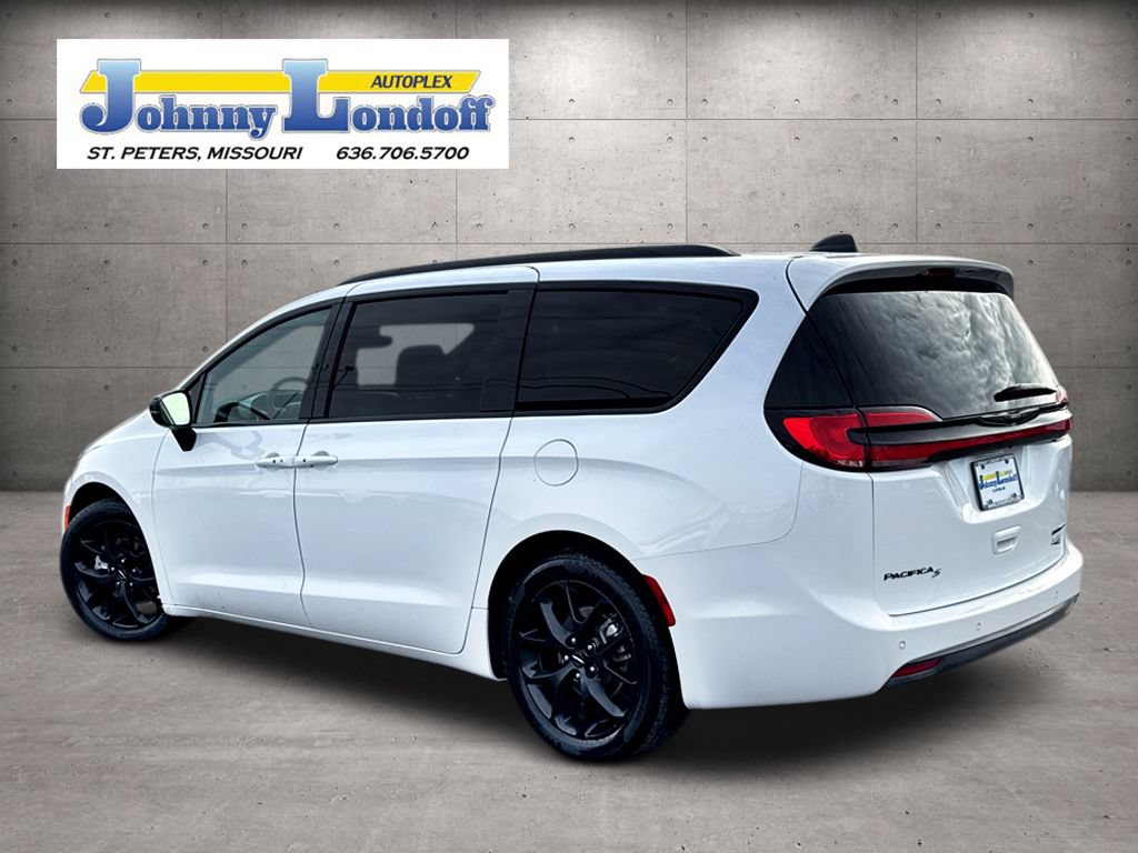 Used 2025 Chrysler Pacifica Limited FWD image 3