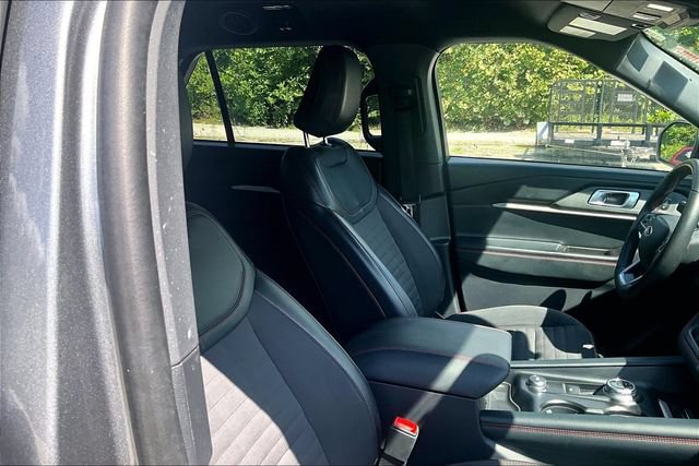 Used 2025 Ford Explorer ST-Line w/ ST-Line Street Pack AWD/4WD image 7