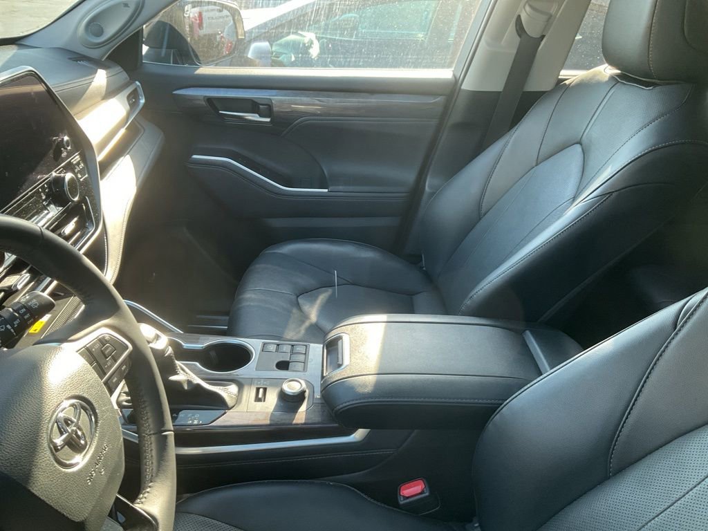Used 2024 Toyota Highlander Limited AWD/4WD image 12