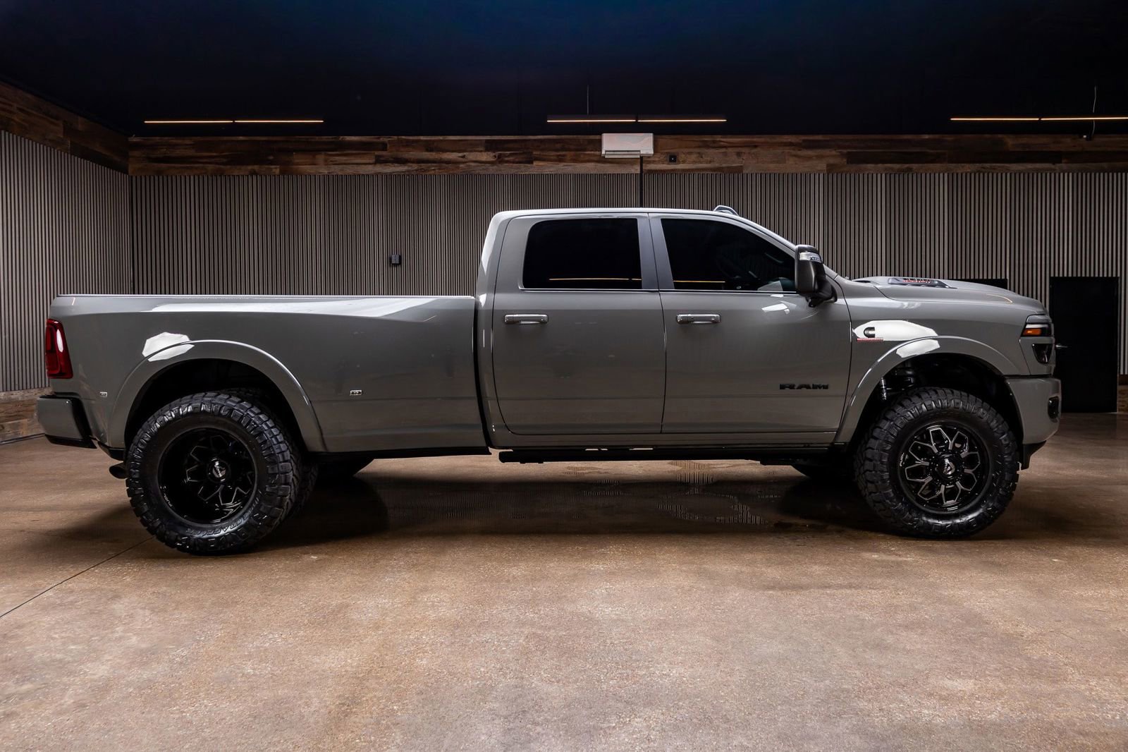 Used 2025 RAM 3500 Limited AWD/4WD image 11