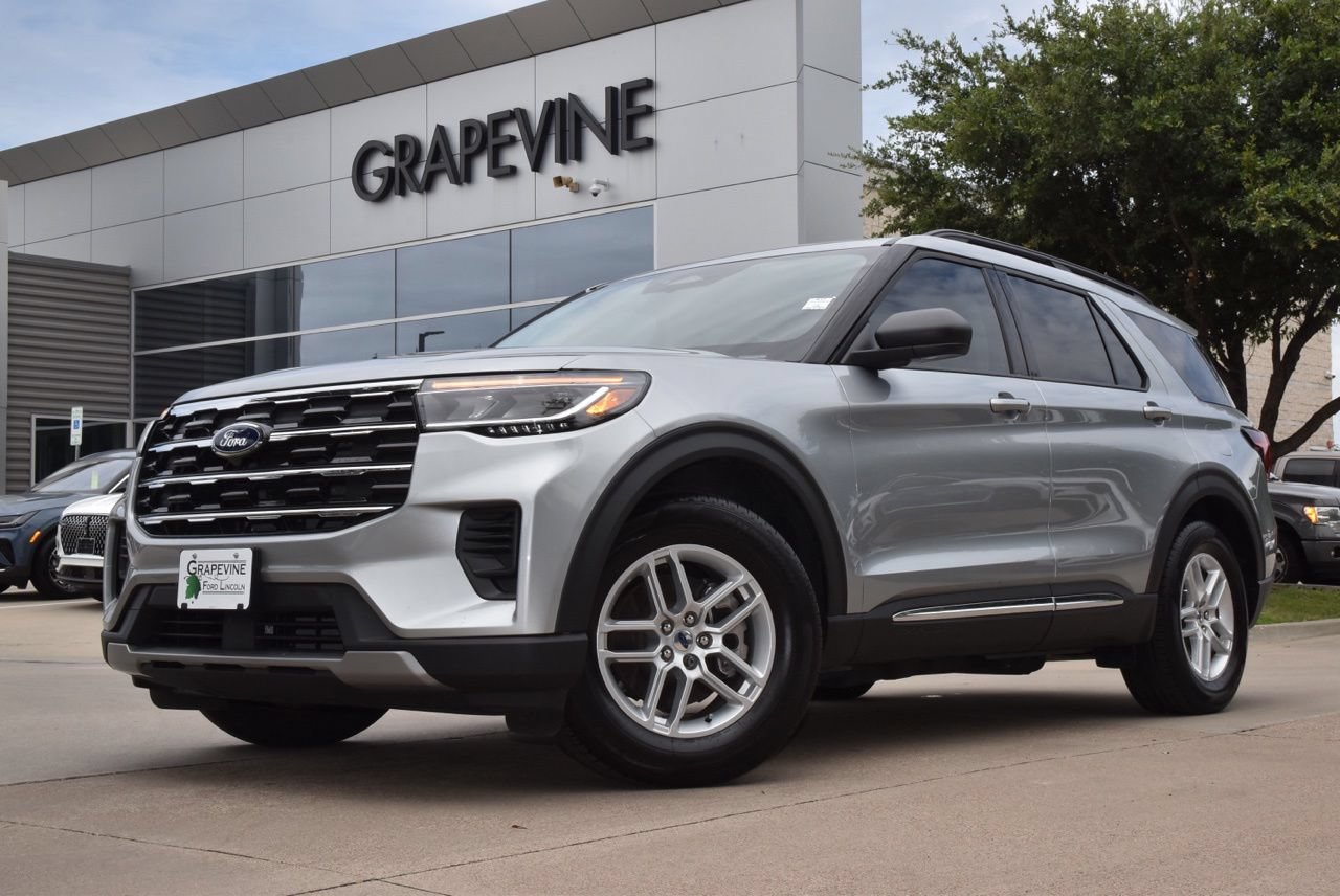 Certified 2025 Ford Explorer Active RWD image 2