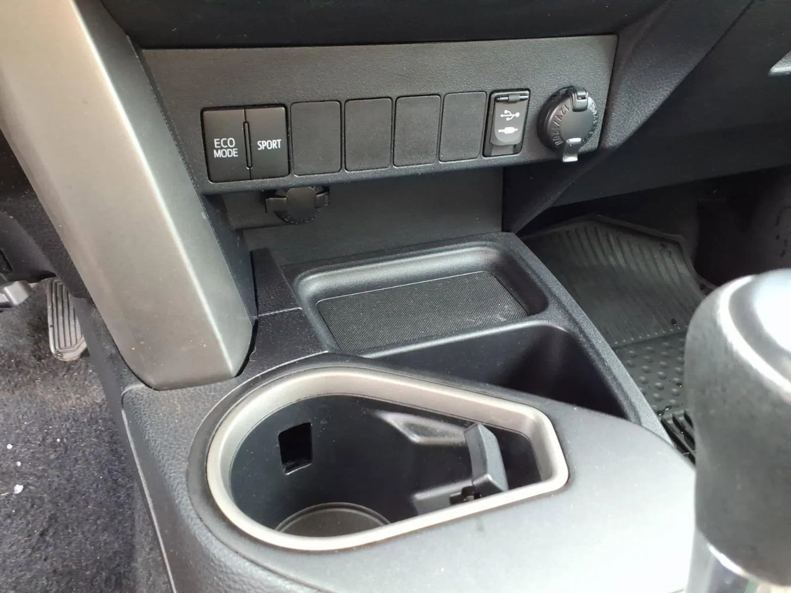 Used 2018 Toyota RAV4 XLE w/ All Weather Liner Package image 34