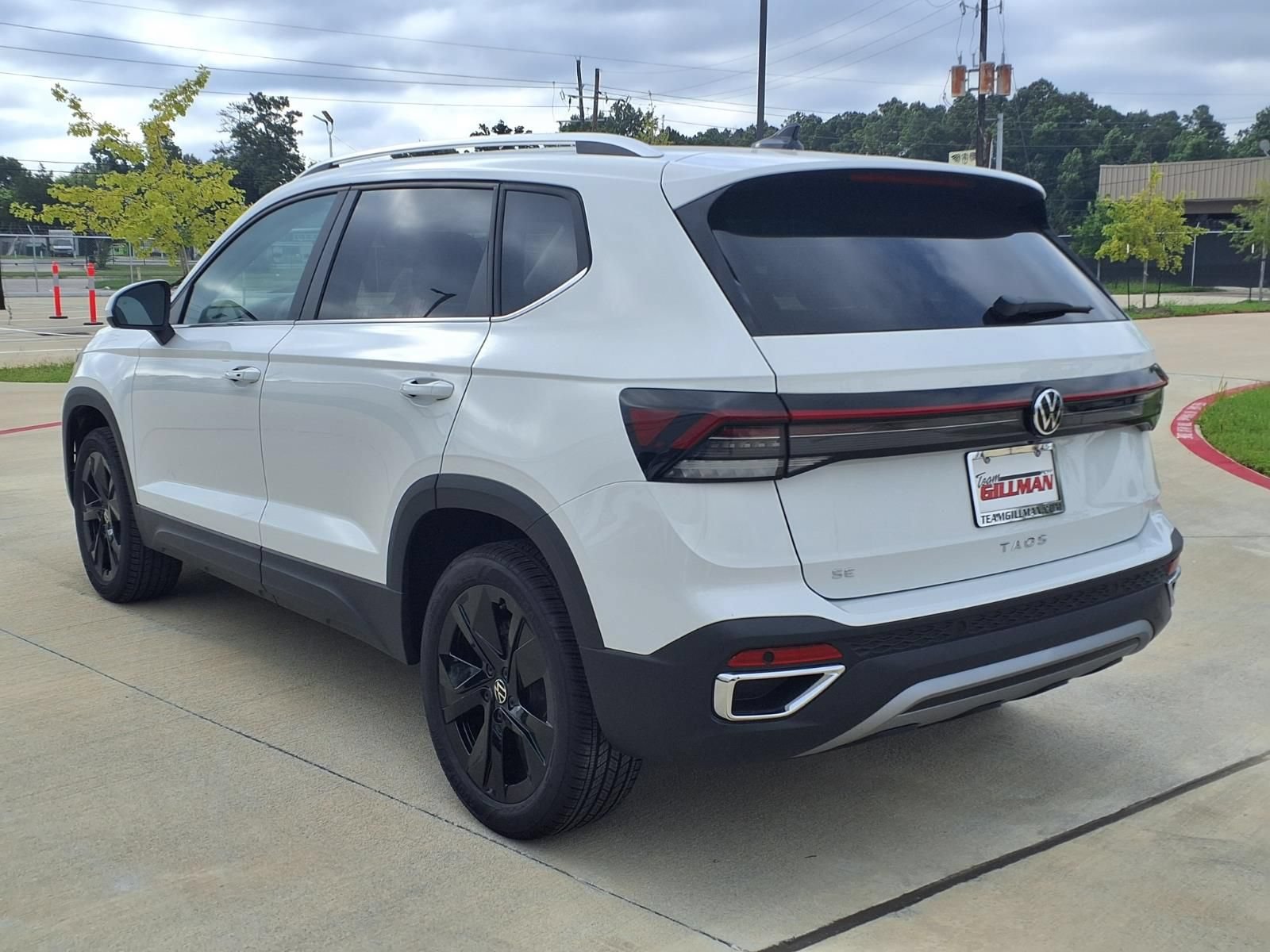 New 2026 Volkswagen Taos SE FWD image 2