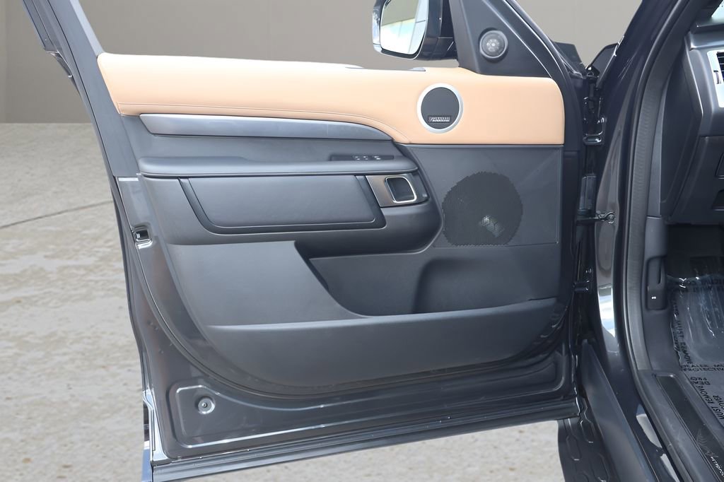 Used 2024 Land Rover Discovery Metropolitan Edition AWD/4WD image 9