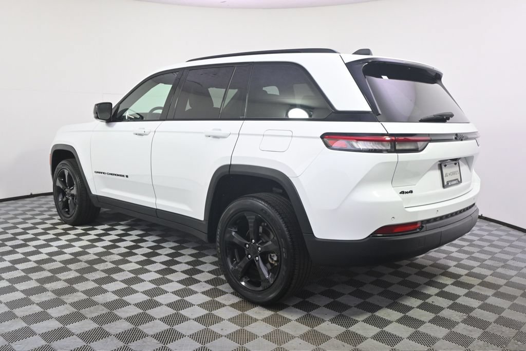 Used 2023 Jeep Grand Cherokee Altitude AWD/4WD image 3