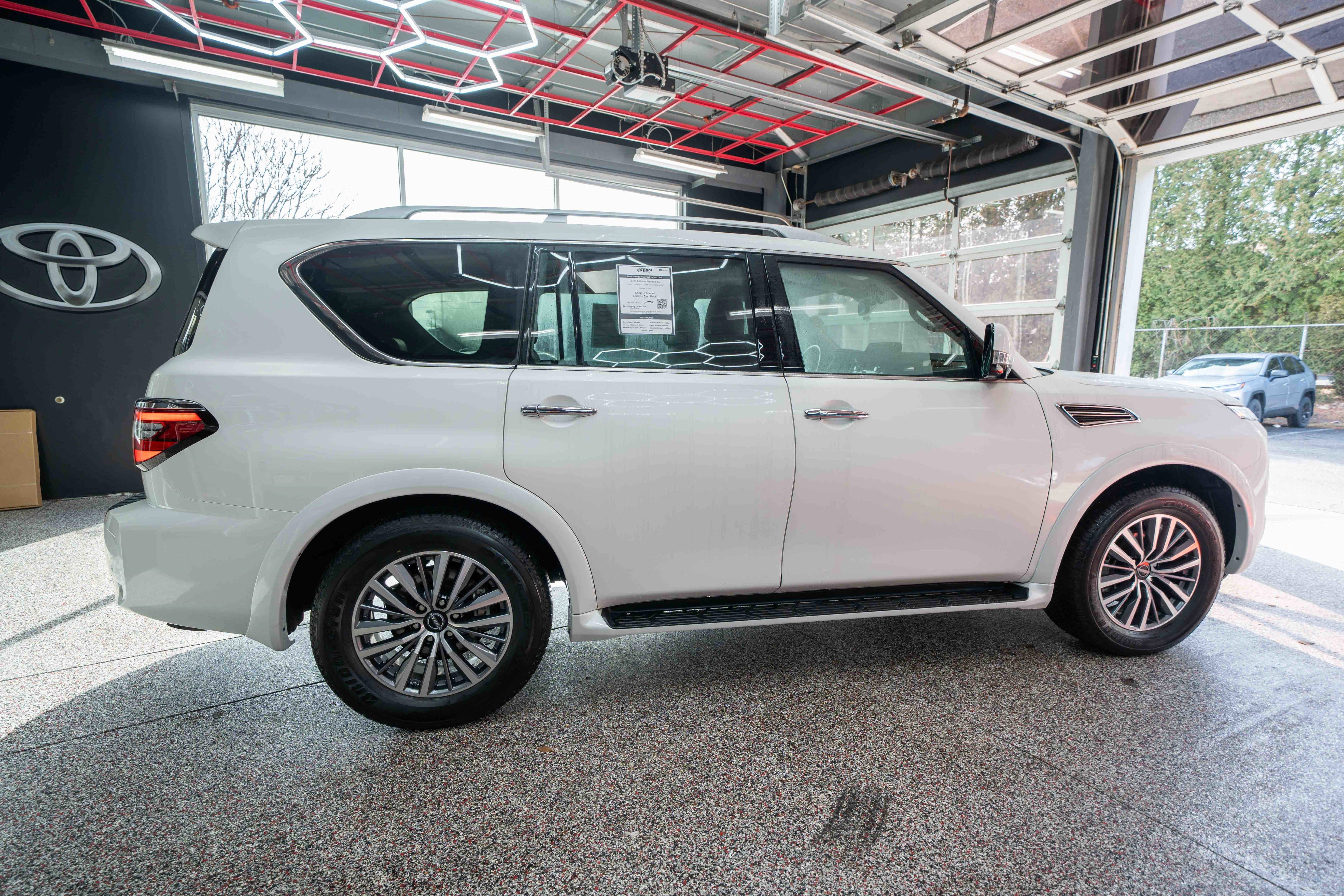 Used 2024 Nissan Armada SL w/ Captain's Chairs Package image 4