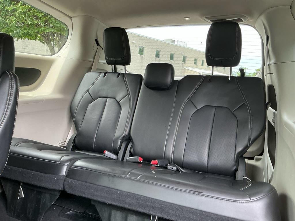 Used 2023 Chrysler Pacifica Touring-L FWD image 31