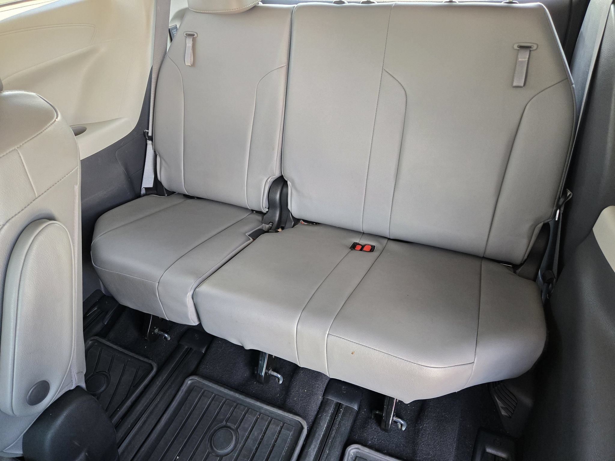 Used 2022 Toyota Sienna XLE w/ XLE Plus Package AWD/4WD image 32