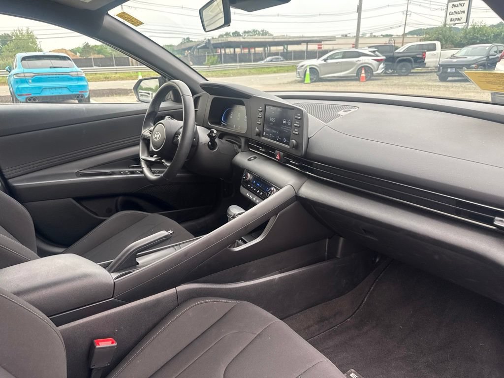 Used 2025 Hyundai Elantra Sport FWD image 17