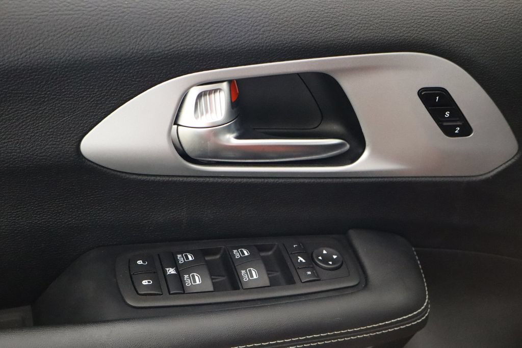 Used 2025 Chrysler Pacifica Limited FWD image 13