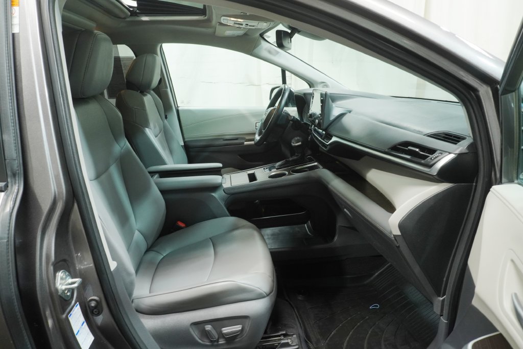 Used 2021 Toyota Sienna XLE w/ XLE Plus Package AWD/4WD image 17
