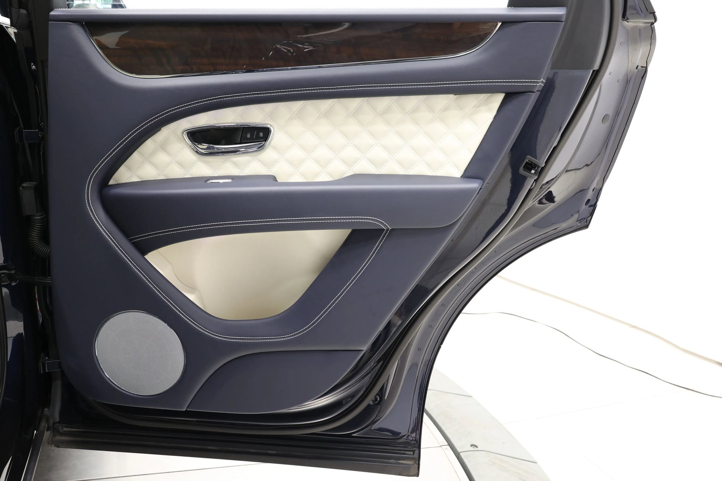 Used 2022 Bentley Bentayga image 92