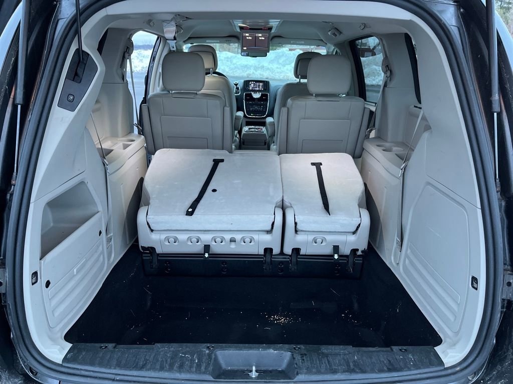 Used 2016 Chrysler Town & Country Touring w/ Driver Convenience Group image 30
