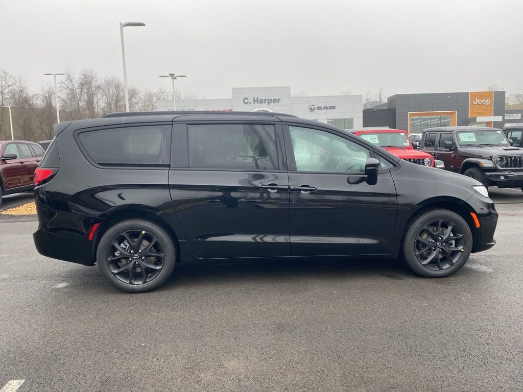 New 2026 Chrysler Pacifica Limited w/ S Appearance Package AWD/4WD image 2