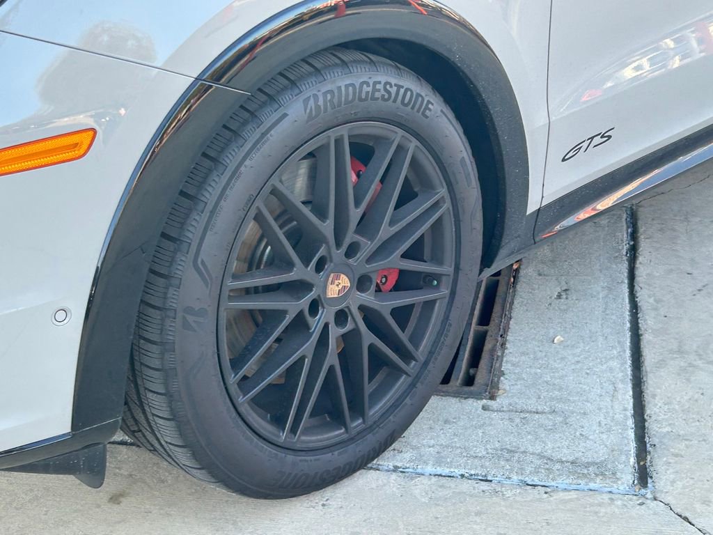 Used 2025 Porsche Cayenne GTS AWD/4WD image 9