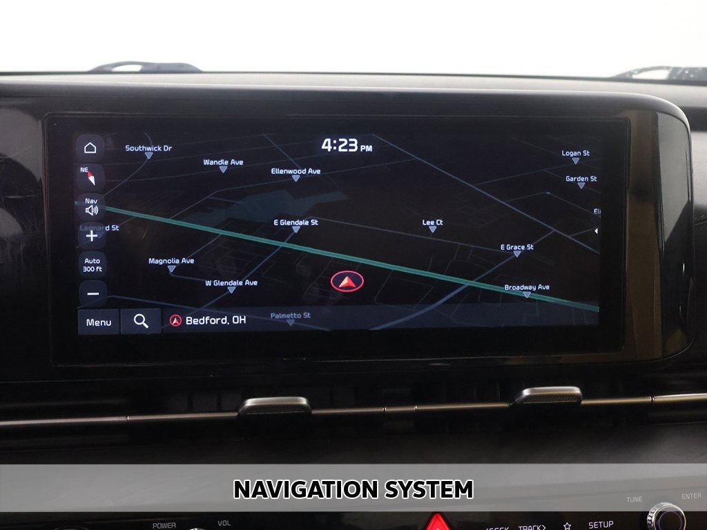 Used 2023 Kia Carnival EX image 3