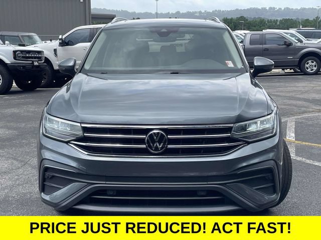 Used 2023 Volkswagen Tiguan SE w/ Panoramic Sunroof Package FWD image 9