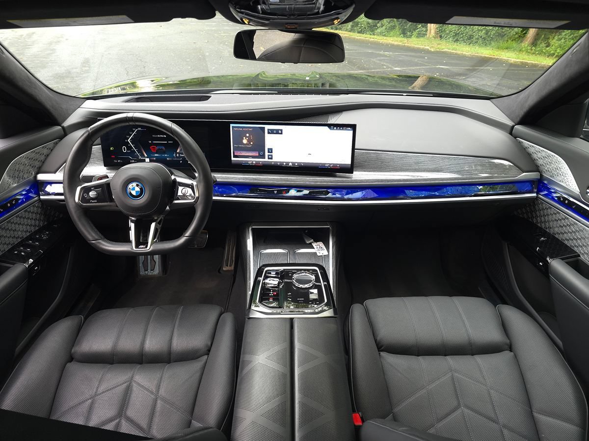 Used 2023 BMW i7 xDrive60 w/ Parking Assistance Package AWD/4WD image 10