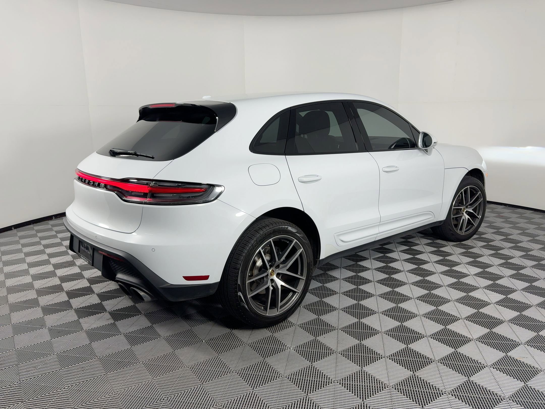 Certified 2022 Porsche Macan AWD/4WD image 9