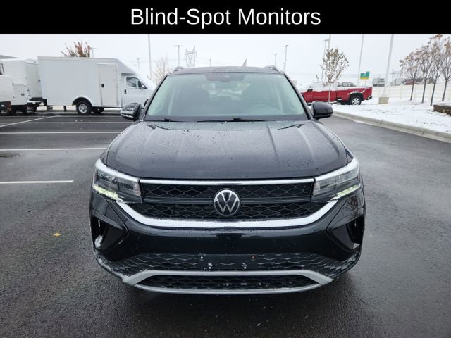 Used 2024 Volkswagen Taos SE image 2