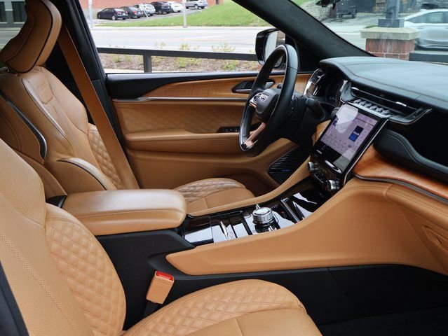 Used 2023 Jeep Grand Cherokee Summit image 8