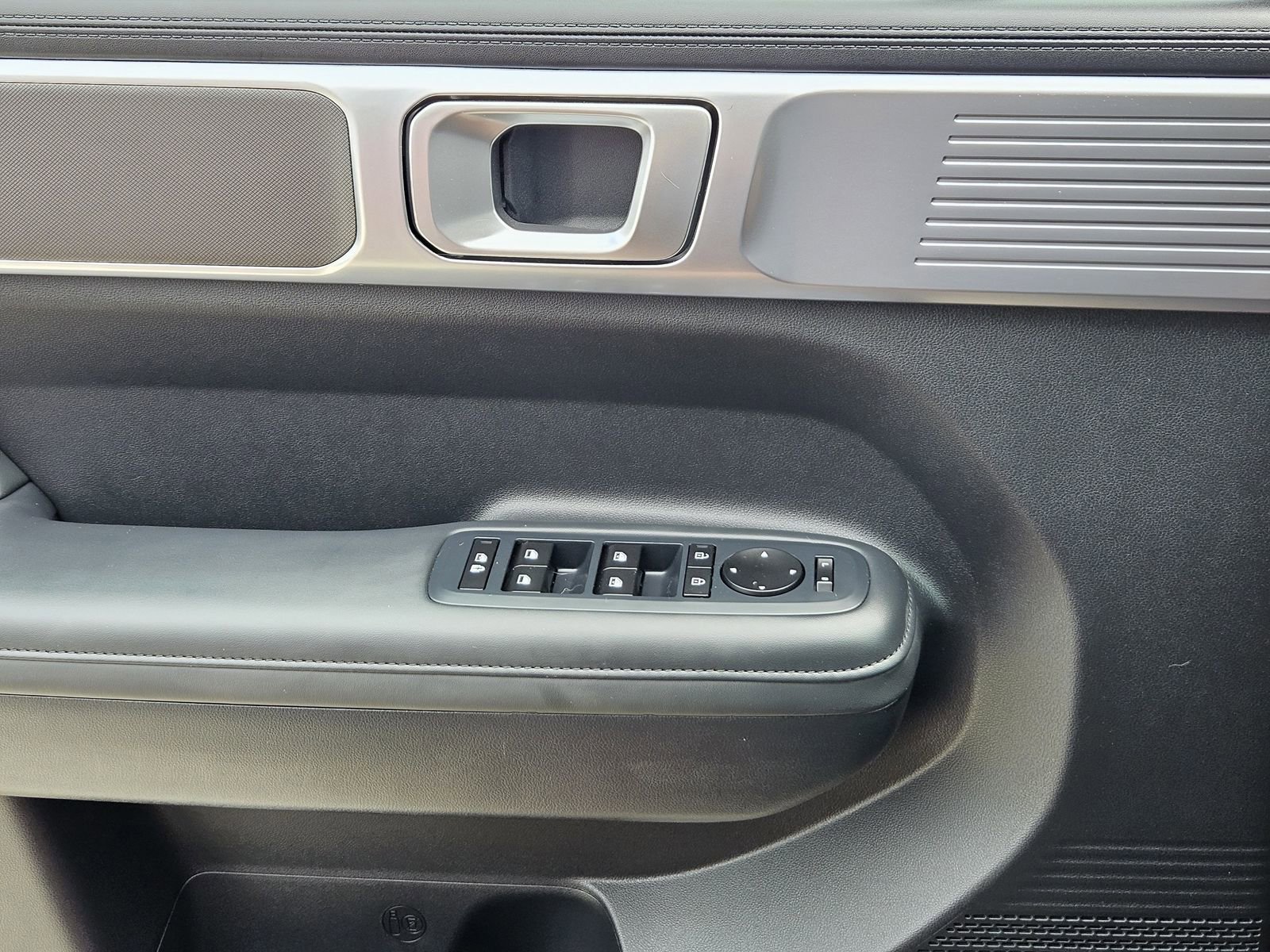 Used 2025 Hyundai Santa Fe SEL FWD image 27