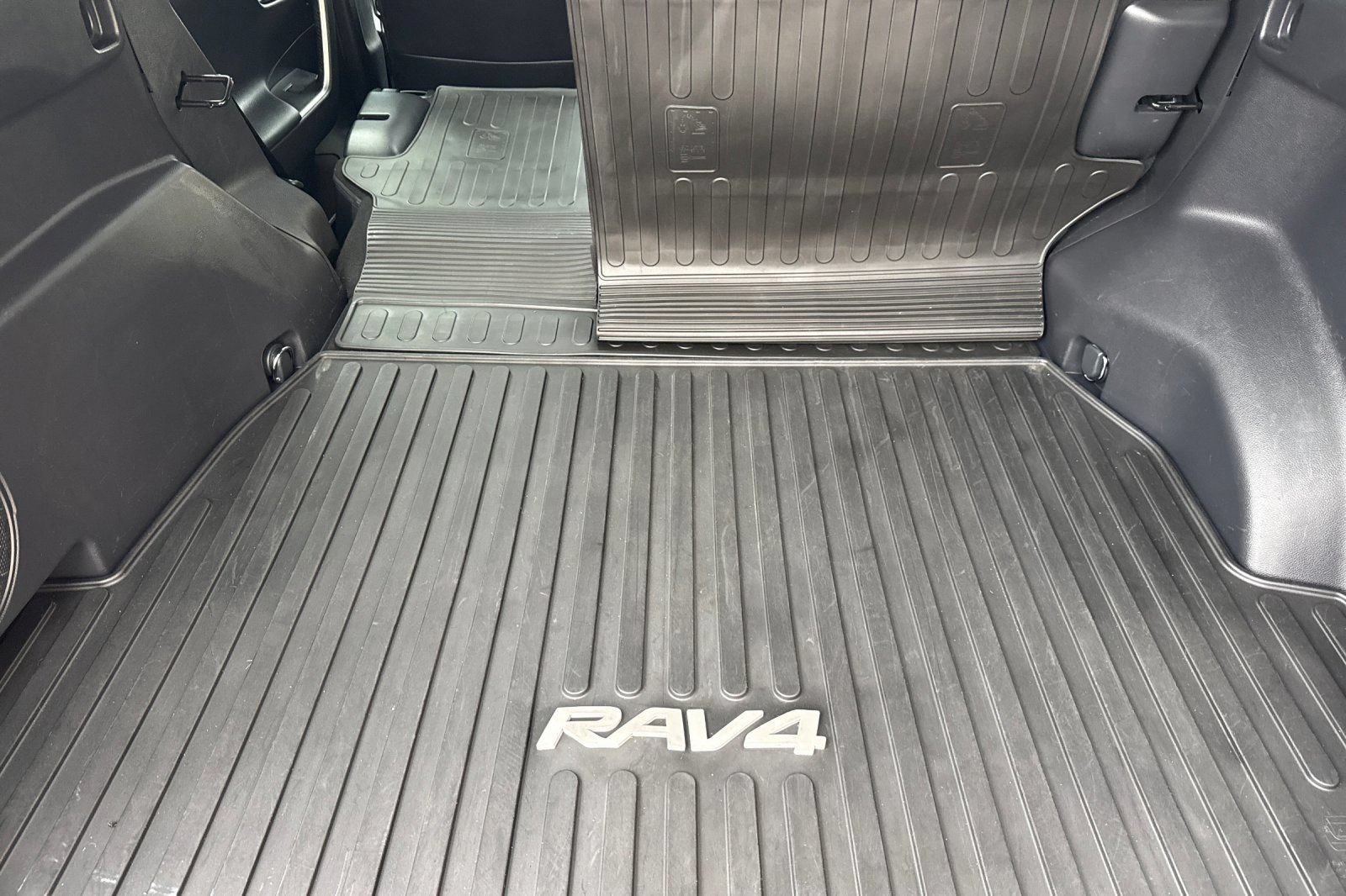 Used 2022 Toyota RAV4 XSE AWD/4WD image 15