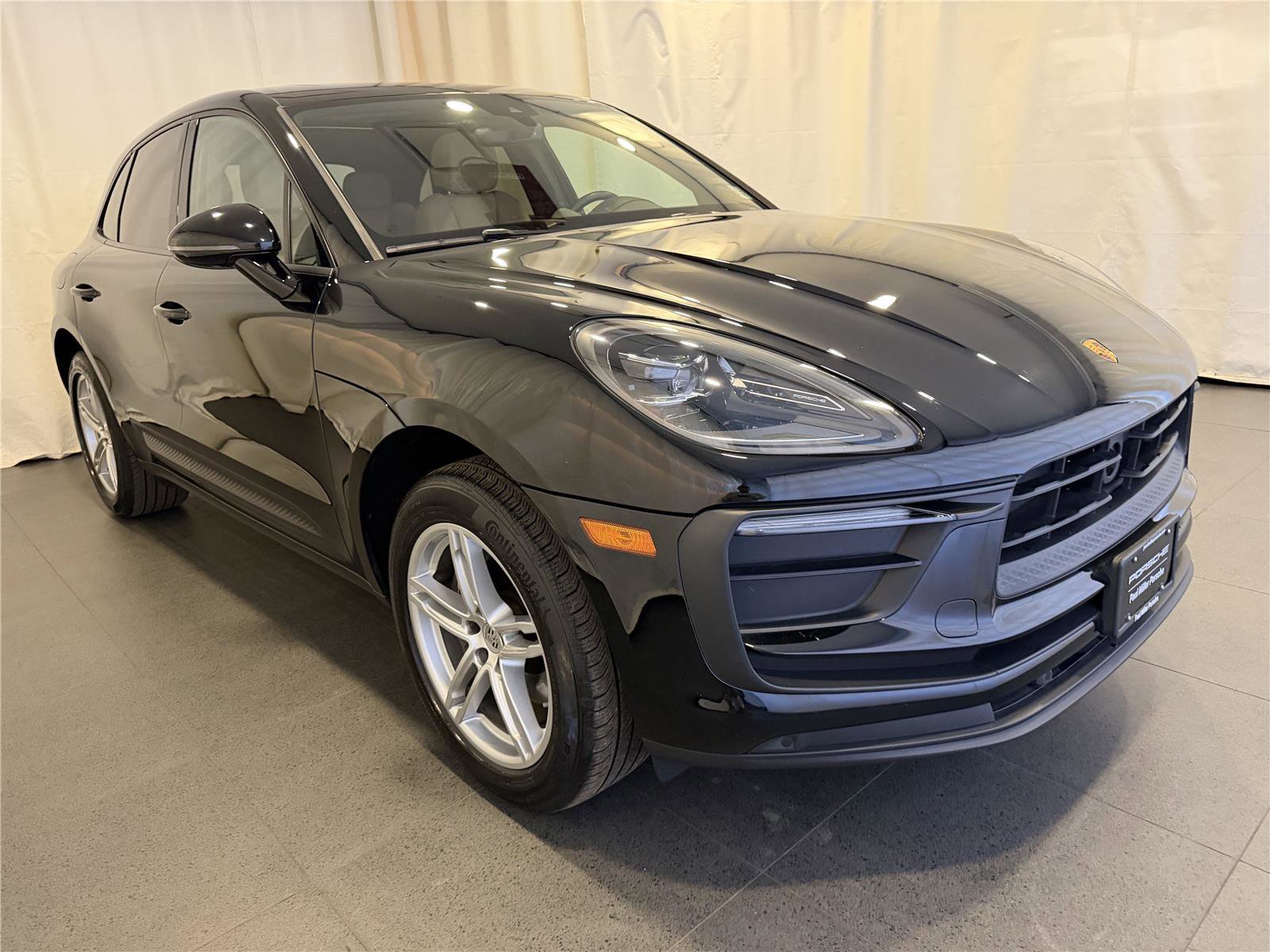 Certified 2023 Porsche Macan image 7