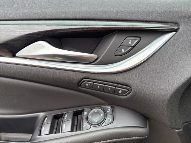 Used 2021 Buick Enclave Avenir w/ Avenir Technology Package FWD image 23