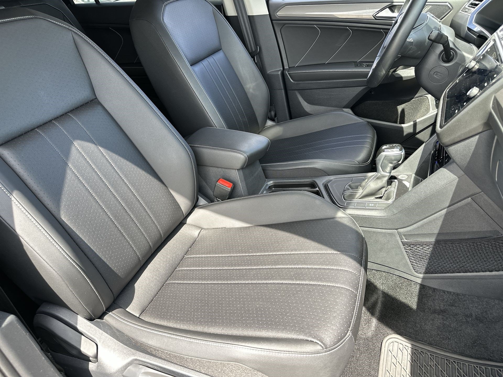 Used 2023 Volkswagen Tiguan SE FWD image 25