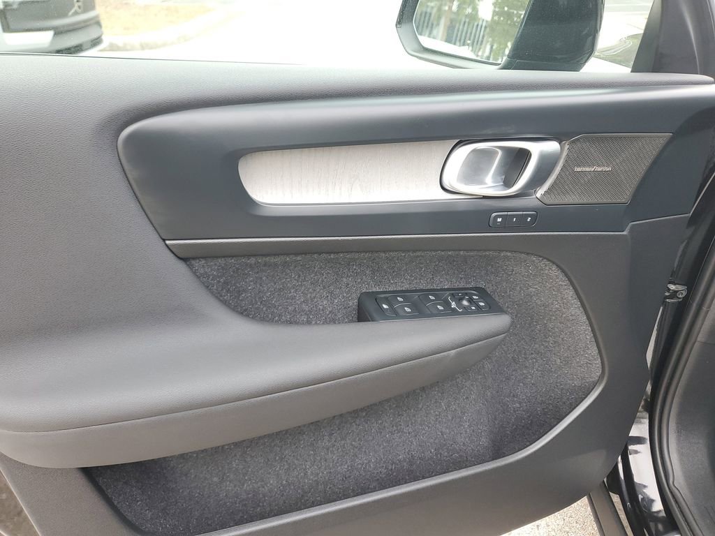 Certified 2026 Volvo XC40 B4 Plus w/ Protection Package Premier image 21
