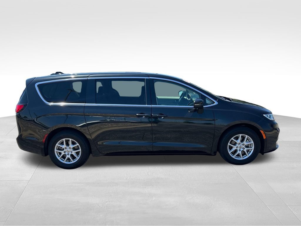 Used 2023 Chrysler Pacifica Touring-L FWD image 7