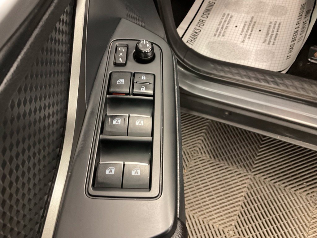 Used 2018 Toyota C-HR XLE FWD image 16