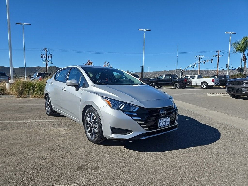 Used 2023 Nissan Versa SV image 2