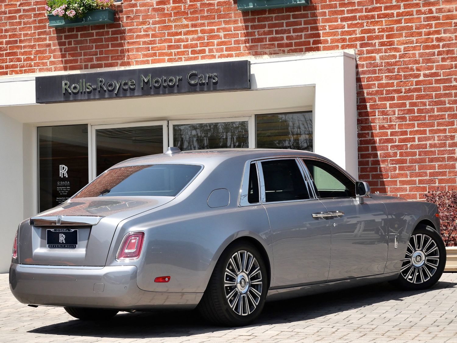Used 2023 Rolls-Royce Phantom Sedan RWD image 2